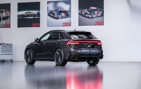 Черный Audi RS Q8 2020 года вид сзади
