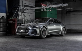 Серый автомобиль  Audi RS 7 Sportback 2020 года в гараже