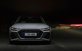 Серебристый автомобиль Audi RS 6 Avant 2020 года 
