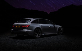 Серебристый автомобиль Audi RS 6 Avant 2020 года ночью 
