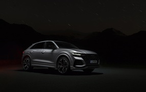 Серебристый автомобиль Audi RS Q8 2020 года ночью 