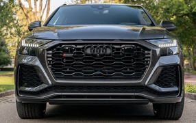 Черный автомобиль  Audi RS Q8, 2021 года вид спереди