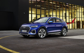 Автомобиль Audi TTS, 2021 года у здания с большими окнами