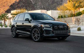 Черный внедорожник Audi Q7 55 TFSI Quattro, 2020 года у горы