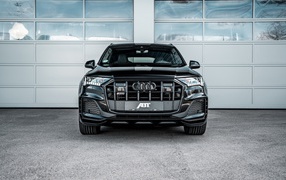 Черный автомобиль ABT Audi SQ7 TDI Widebody 2020 года вид спереди