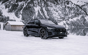 Черный автомобиль Audi ABT SQ8 TDI, 2019 года на фоне заснеженных гор