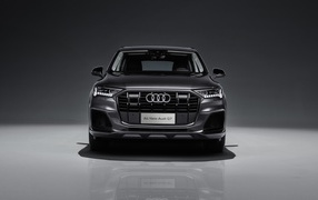 Черный автомобиль Audi Q7 55 TFSI Quattro S Line 2020 года вид спереди