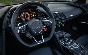 Black leather steering wheel in Audi R8 V10