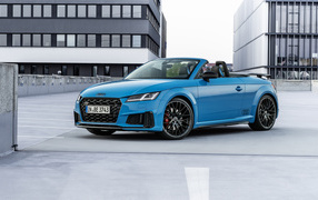 Голубой автомобиль кабриолет Audi TTS, 2021 года