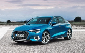 Синий автомобиль Audi A3 Sportback 35 TFSI 2020 года на асфальте 