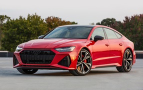 Красный автомобиль  Audi RS 7 Sportback, 2021 года 