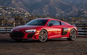Красный автомобиль  Audi R8 V10 Performance, 2020 года на фоне гор 