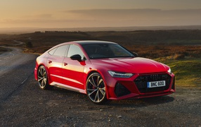Красный автомобиль Audi RS 7 Sportback 2020 на трассе 