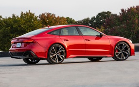 Красный автомобиль  Audi RS 7 Sportback, 2021 года вид сбоку