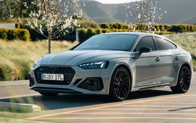 Серебристый автомобиль Audi RS 5 Sportback 2020 года на дороге