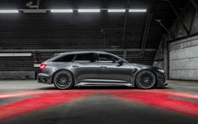 Серебристый автомобиль ABT RS6-R 2020 года в ангаре