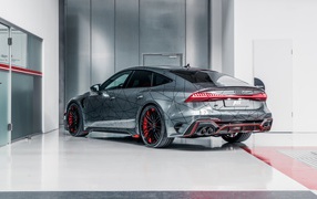 Серебристый автомобиль ABT RS7-R 2020 года вид сзади