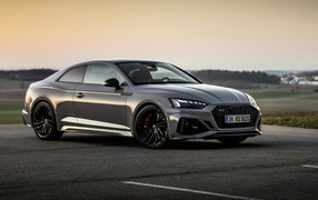 Серебристый автомобиль Audi RS 5 Coupe 
