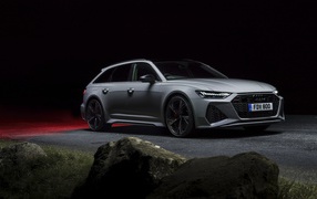 Серебристый автомобиль Audi RS 6 Avant 2020 года на дороге ночью 
