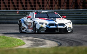 Спортивный автомобиль BMW M8 GTE 2020 на гоночной трассе