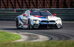 Спортивный автомобиль BMW M8 GTE 2020 на гоночной трассе