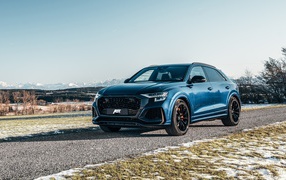 Стильный автомобиль  Audi RS Q8 2020 года на дороге 