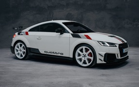 Белый автомобиль Audi TT RS Coupé 40 Jahre Quattro 2020 года на сером фоне