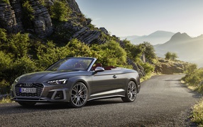 Кабриолет Audi S5  TFSI 2020 года в горах