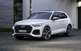 Белый автомобиль Audi SQ5 3.0 TDI 2020 года у гаража