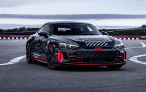 Спортивный автомобиль Audi RS E-Tron GT Prototype 2021 года на трассе