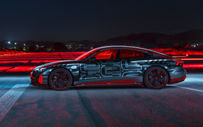 Автомобиль Audi RS E-Tron GT 2021 года ночью