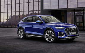 Blue car Audi Q5, 2021 in front of the building