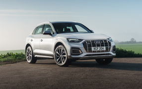 Серебристый Audi Q5 40 TDI Quattro 2020 года в лучах солнца