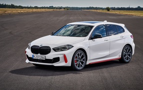Белый автомобиль BMW 128ti 2020 года на дороге