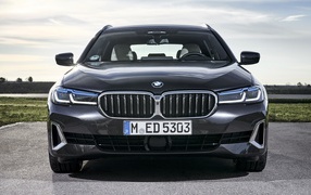 Черный автомобиль BMW 530d XDrive Touring Luxury Line 2020 года вид спереди