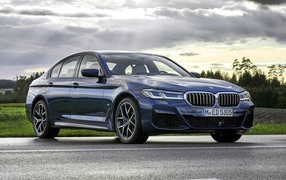 Синий автомобиль бизнес класса BMW 540i XDrive M Sport 2020 года