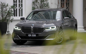 Черный автомобиль BMW 740Le XDrive 2020 года 