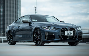 Автомобиль BMW M440i XDrive Coupé 2020 года на фоне города