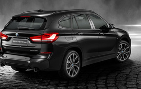 Автомобиль BMW X1 SDrive20i M Sport 25 Anos 2020 года вид сзади