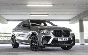 Автомобиль BMW X6 M Competition 2020 года на парковке 