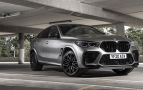 Кроссовер BMW X6 M Competition 2020 года под мостом
