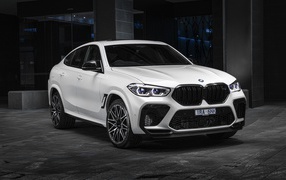 Белый автомобиль BMW X6 M Competition 2020 года 