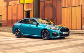 Синий автомобиль BMW 218i Gran Coupe M Sport 2020 года у здания 