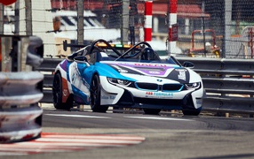 Гоночный автомобиль BMW I8 Roadster на трассе 