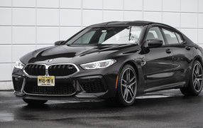 Черный автомобиль BMW M8, 2020 года