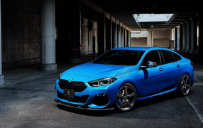 Синий автомобиль BMW 2 Series Gran Coupé 2020 года на подземной парковке