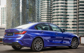 Дорогой автомобиль BMW 330e M Sport 2021 года вид сзади