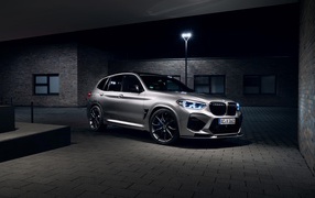 Дорогой автомобиль  BMW X3 M 2020 года на улице 