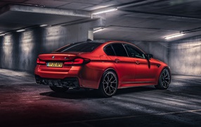 Красный автомобиль BMW M5 Competition 2020 года в тоннеле 