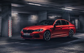 Красный автомобиль BMW M5 Competition 2020 на подземной парковке